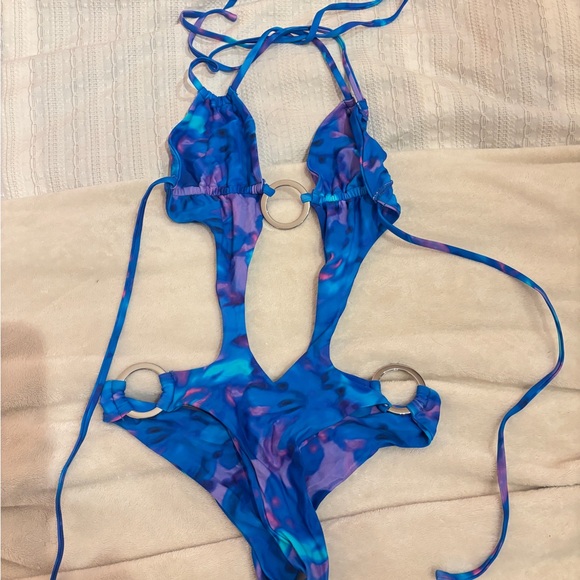 Outcasts Valencia One Piece - Picture 2 of 2